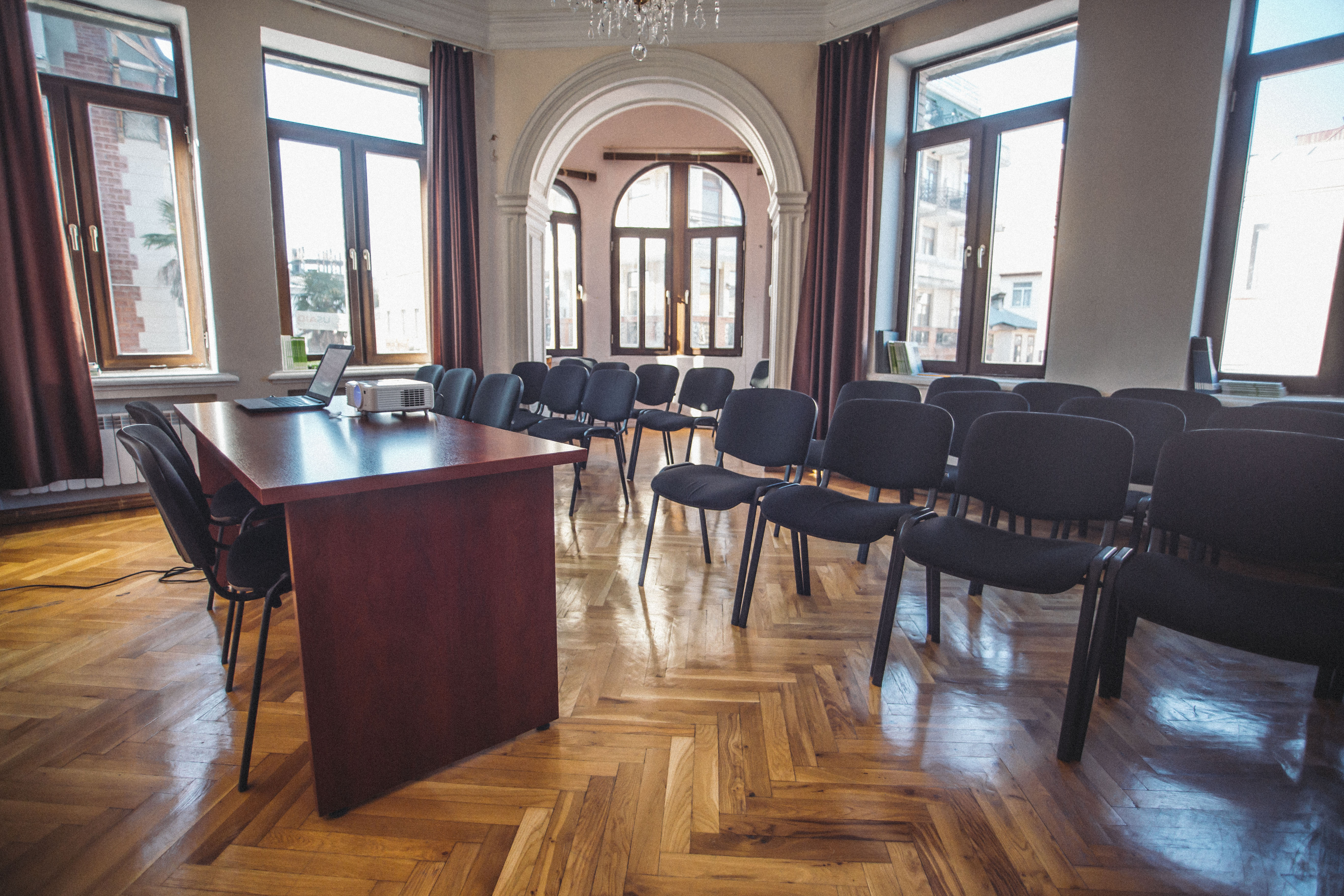 მცირე საკონფერენციო ოთახი